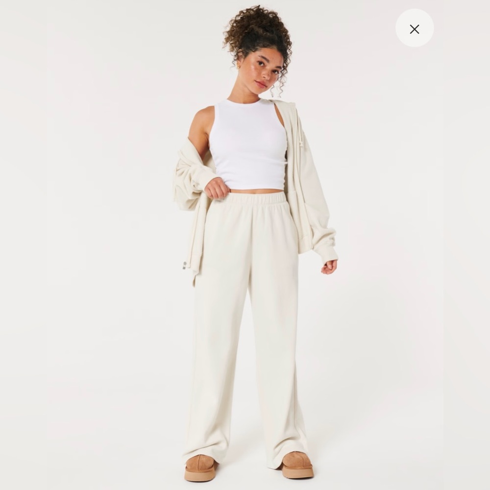 Hollister Cream Feel Good Ultra High-Rise Fleece Wide-Leg Pants